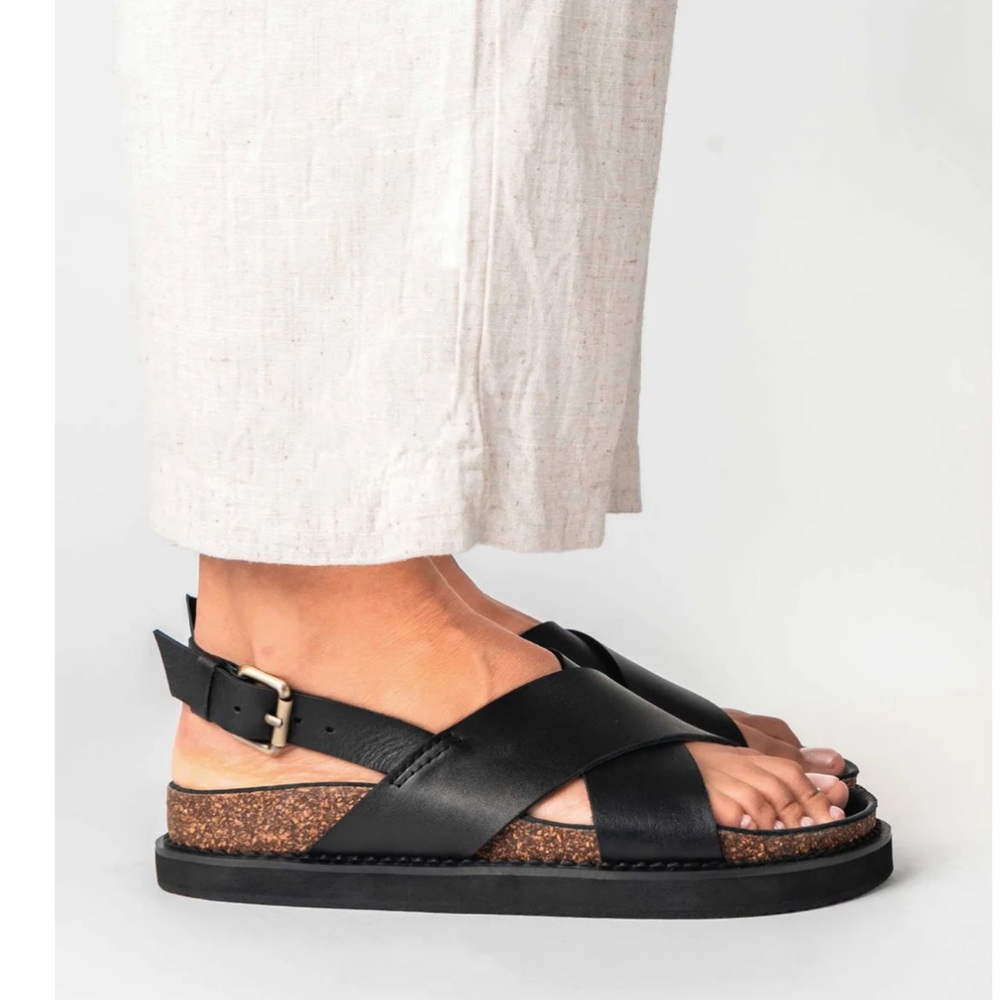 LIBERTE NWT Capri Black Leather Women's Sandals